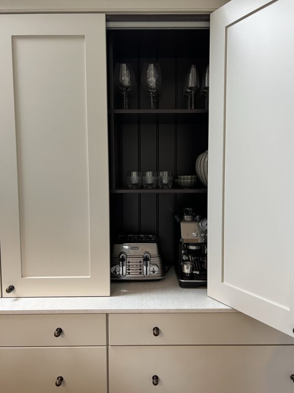 Jetty used on the interior of the kitchen cabinet.