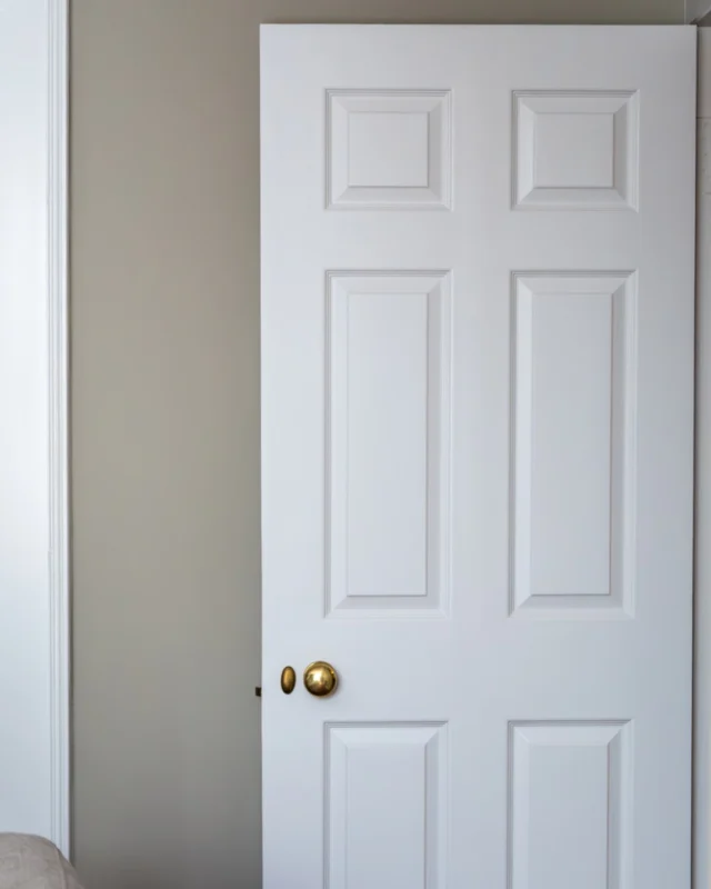 Herbert on the walls, Bán on the woodwork 🎨 A soft contrast with a timeless feel.
Swipe to see the built-ins in Valour, a bold green that grounds the space.

Colour consultation: @tammylane.interiors

#farrellyandco #herbert #bán #valour #interiorpaint #paintedjoinery #dublinpainters #colourcontrast #irishpaint #greenpaint  #paintedinteriors #interiorinspo #whitewoodwork #interiordesign #livingroomcolour